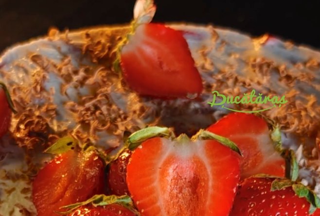Tort rapid cu cremă mascarpone și căpșuni - Deliciu de vară fără coacere