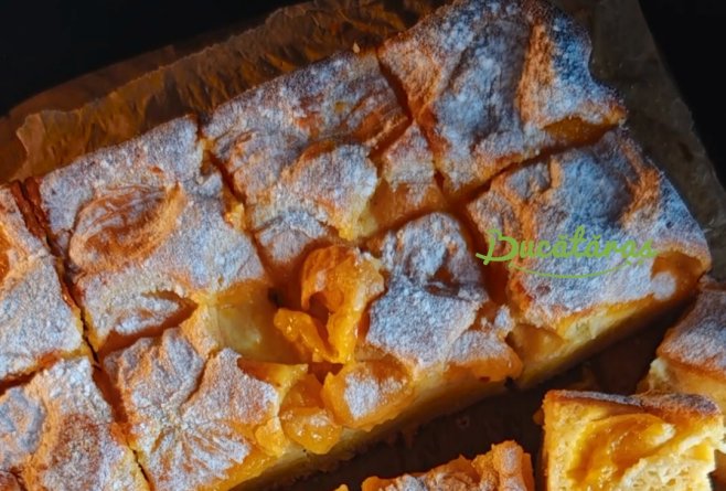 Prăjitură cu caise în blat - Super pufoasă și aromată