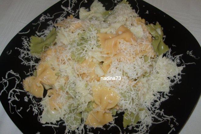 Farfalle  colorate cu mozzarella si cascaval