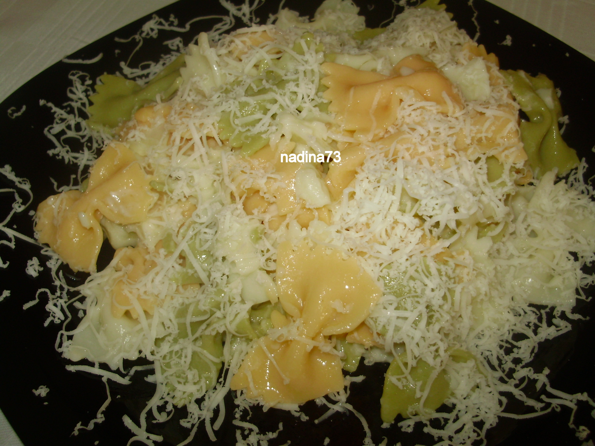 Farfalle  colorate cu mozzarella si cascaval