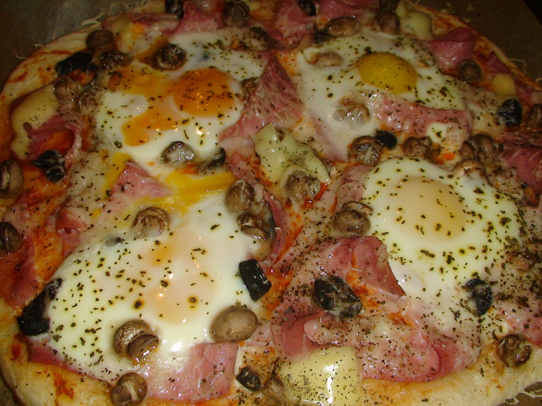 Pizza cu mortadella, ciuperci si oua