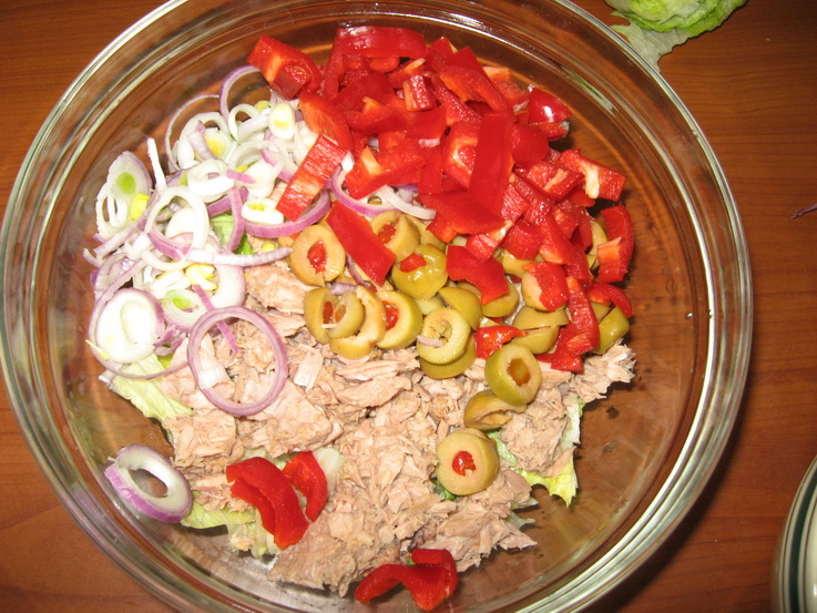 Salata de ton cu vinegreta de verdeturi