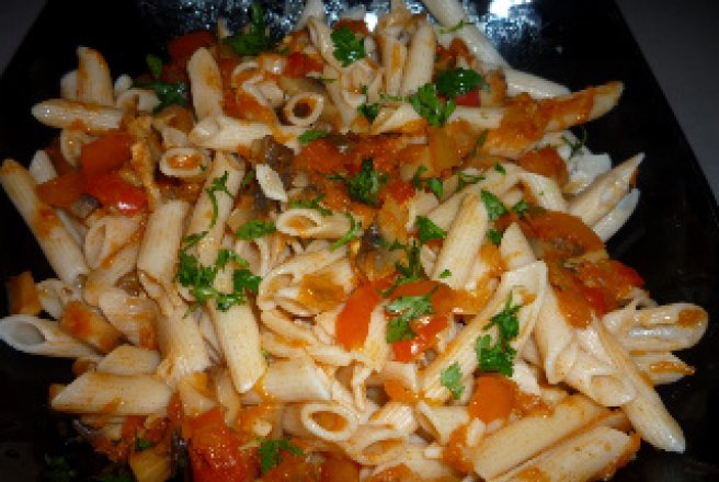 Penne din orez in sos cald de legume la wok