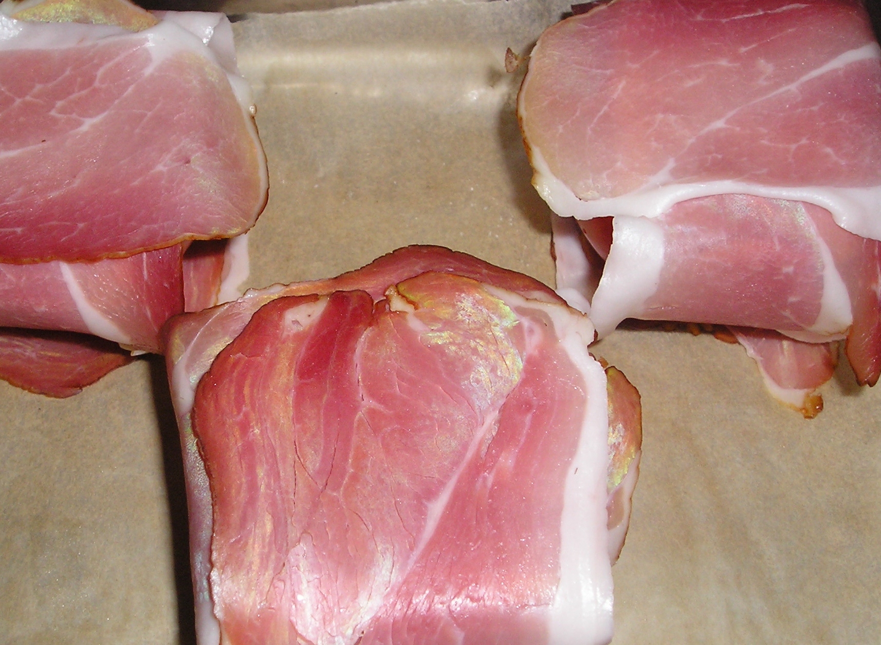 Ochiuri in rosii invelite cu prosciutto