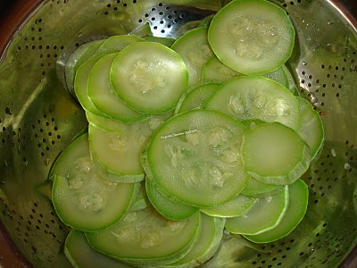 Carne impletita cu garnitura de legume si usturoi copt