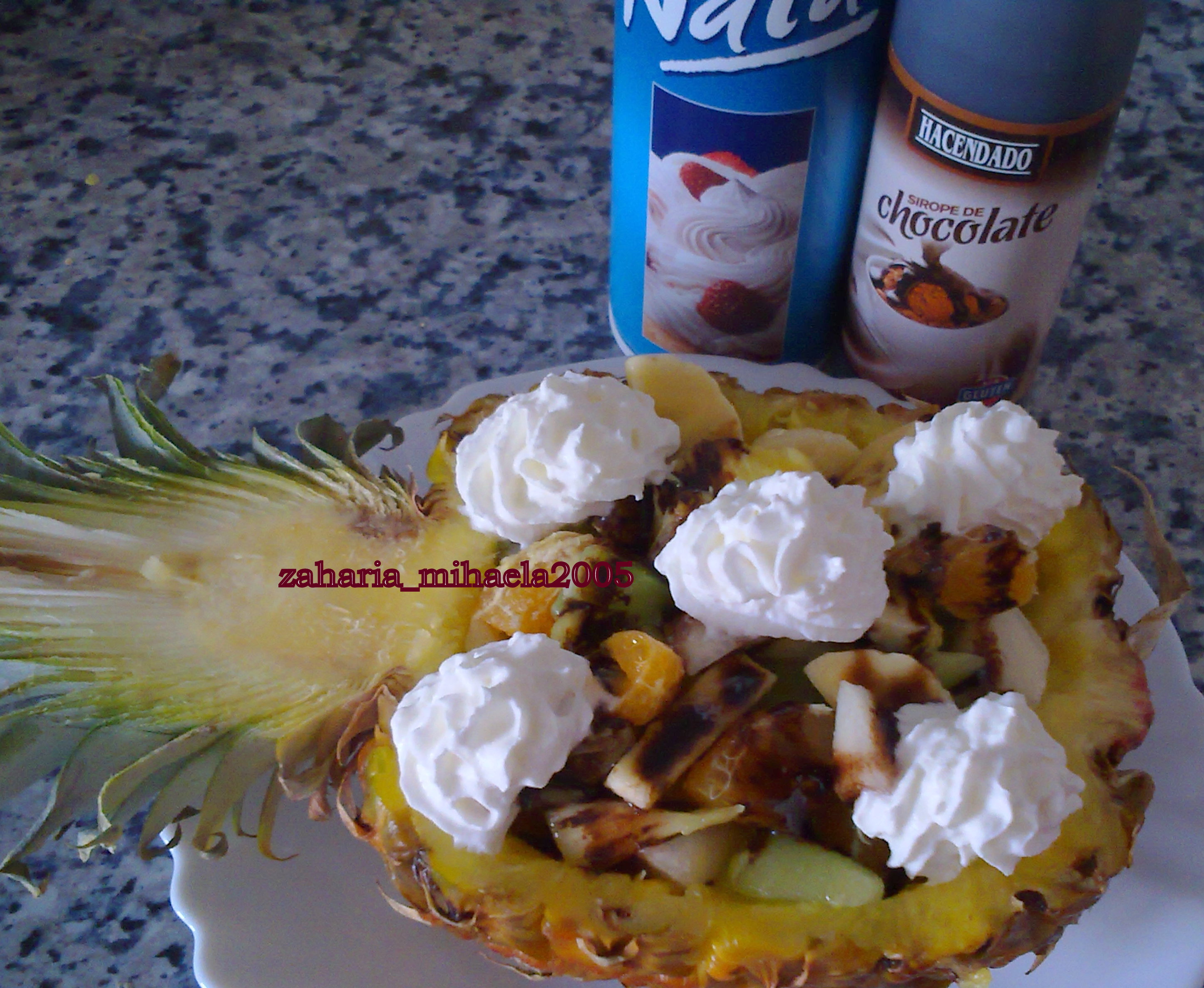 Salata de fructe in coaja de ananas