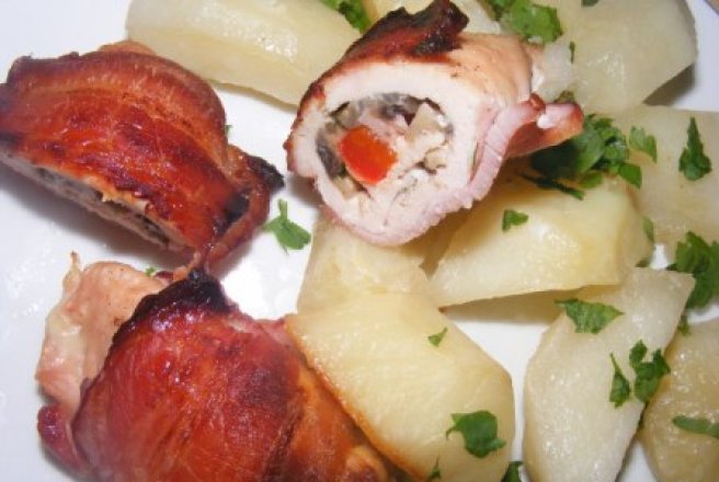 Rulouri din piept de pui umplut si invelit in bacon