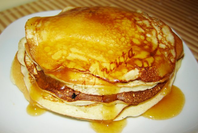 Pancakes cu iaurt si caramel