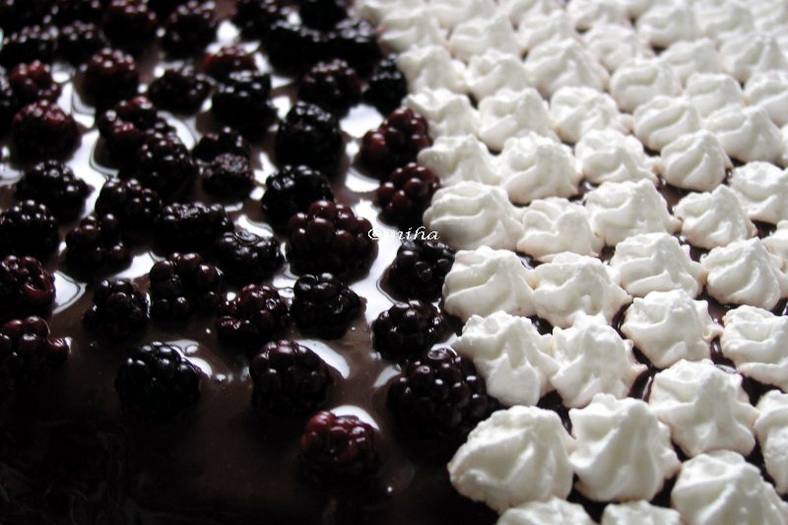 Tort cu mousse de ciocolata alba si mure