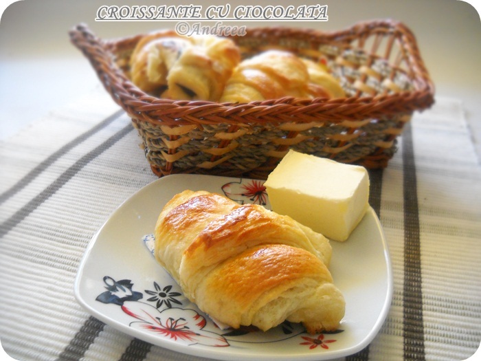 Croissante cu ciocolata