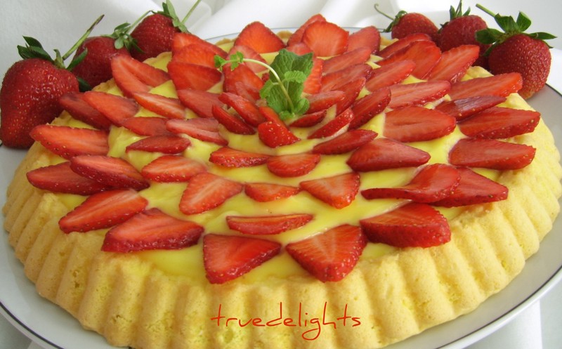 Tarta cu capsuni si crema de vanilie