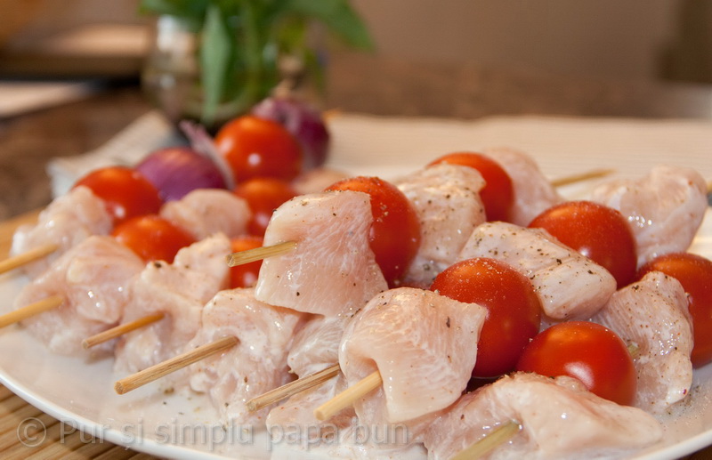 Frigarui de pui cu salata de castraveti si ceapa rosie