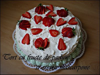 Tort cu fructe de padure si crema mascarpone