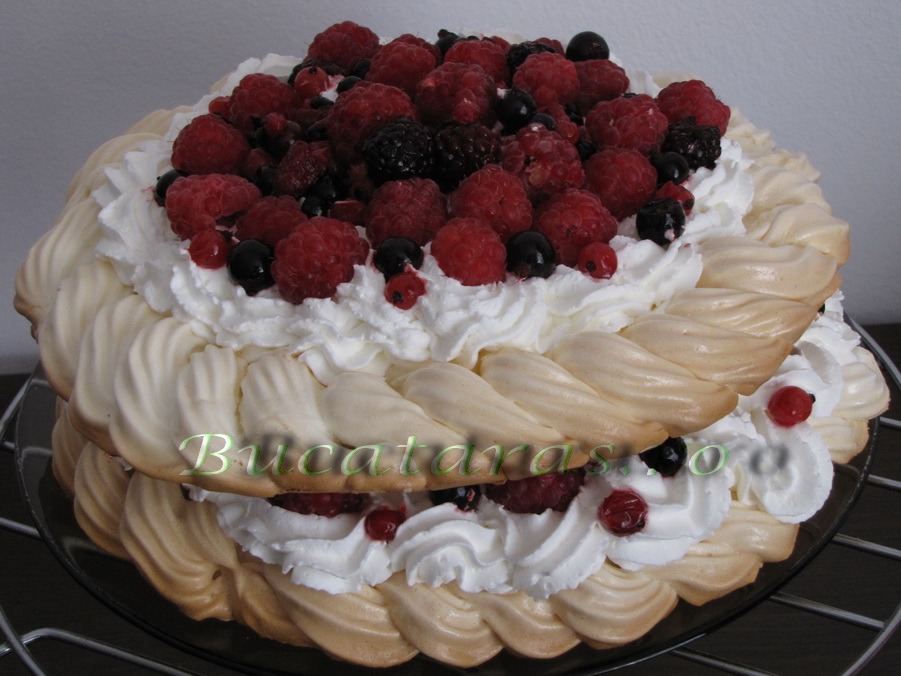 Pavlova cu fructe de padure