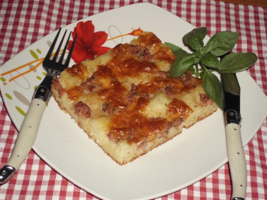 Focaccia de cartofi cu cascaval afumat si carnati