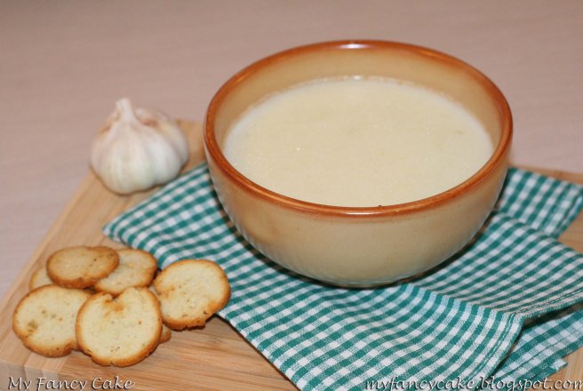 Supa crema de usturoi