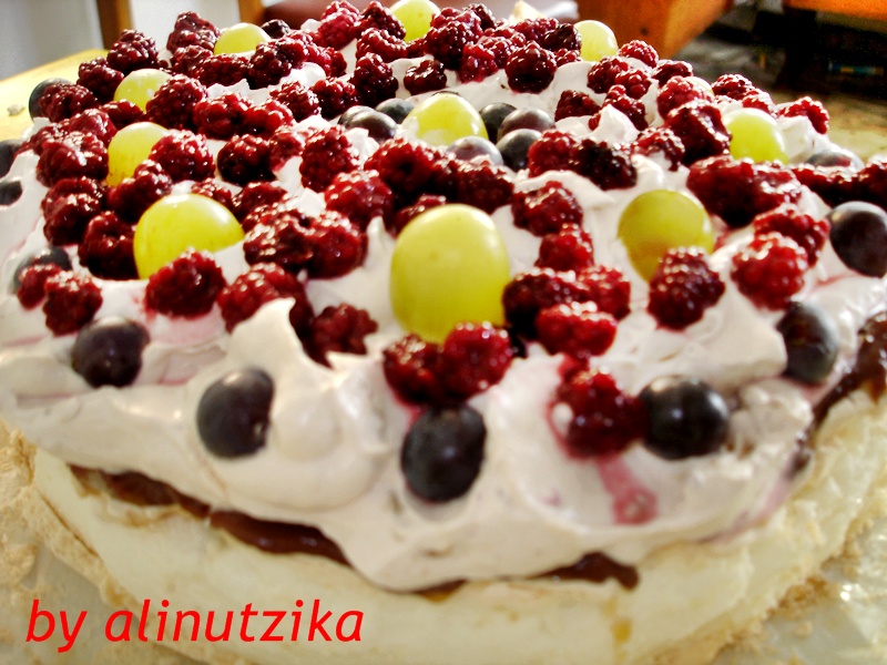 Pavlova cu budinca si fructe