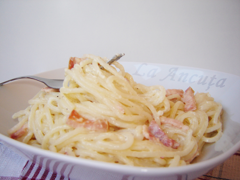 Spaghete carbonara, reţetă cu smantana