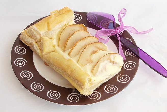 Tarta cu pere, foietaj si crema de vanilie