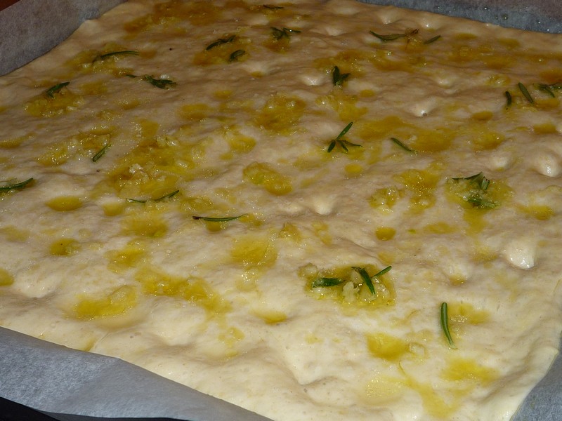 Focaccia alla genovese cu usturoi si rozmarin