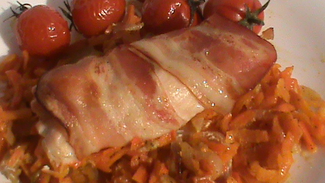 Rulada de pui in manta de bacon