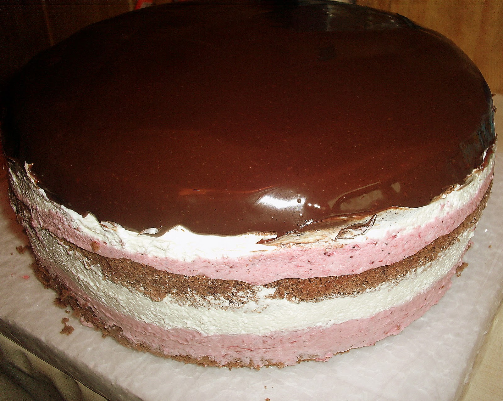 Tort cu crema mascarpone si mousse de capsuni