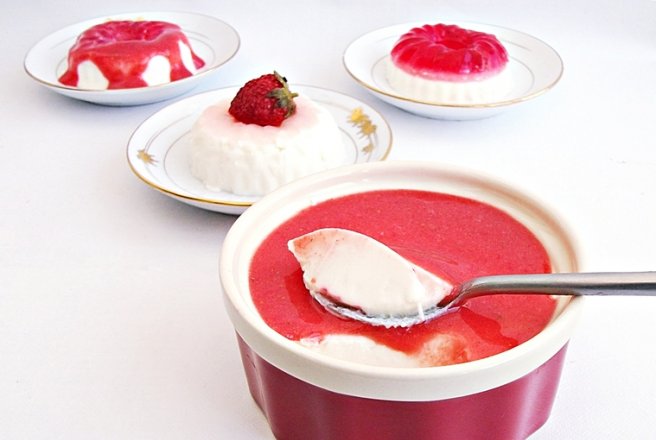 Panna cotta de vanilie cu sos de capsuni - La multi ani Adinutza!