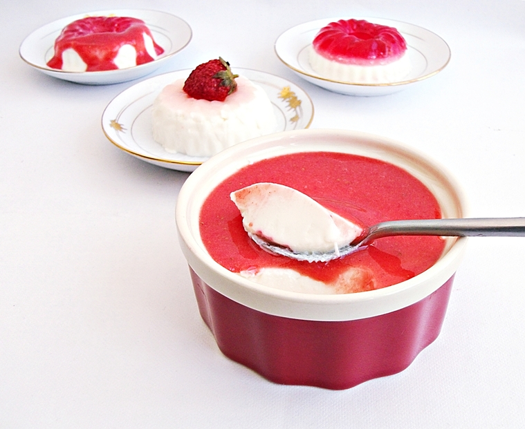 Panna cotta de vanilie cu sos de capsuni - La multi ani Adinutza!