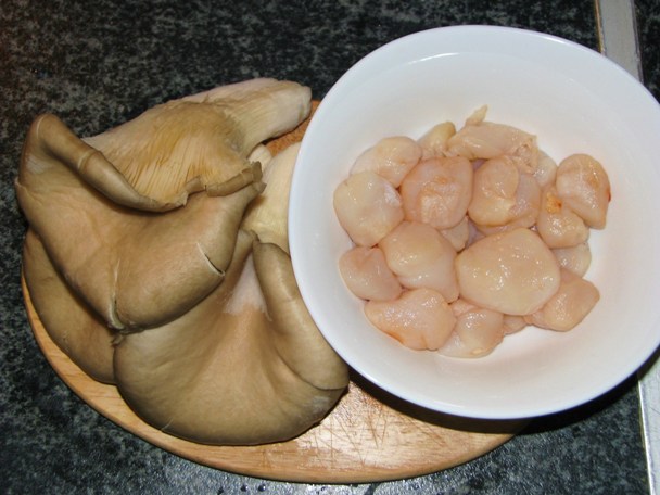 Scoici St.Jacques (scallops) cu ciuperci in sos redus de peste