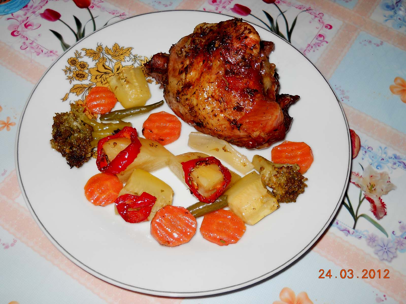 Pulpe de curcan cu mix de legume la cuptor