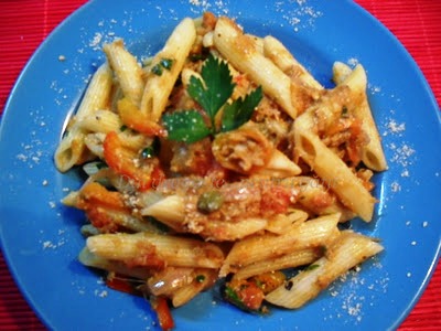 Penne cu ton, legume al dente și capere