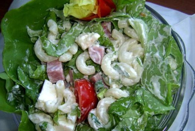 Salata verde cu dressing de maioneza si iaurt