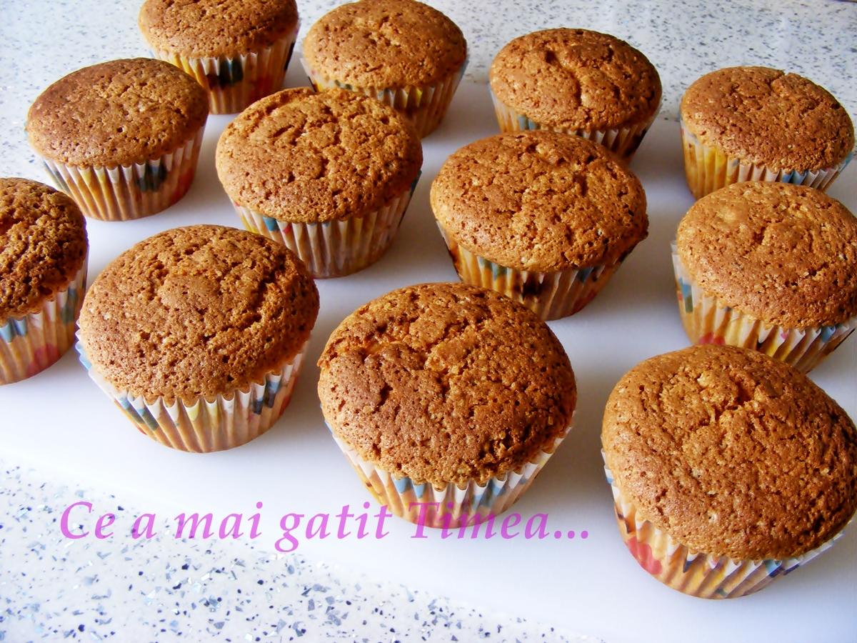 Muffins cu strugurei si glazura de ciocolata