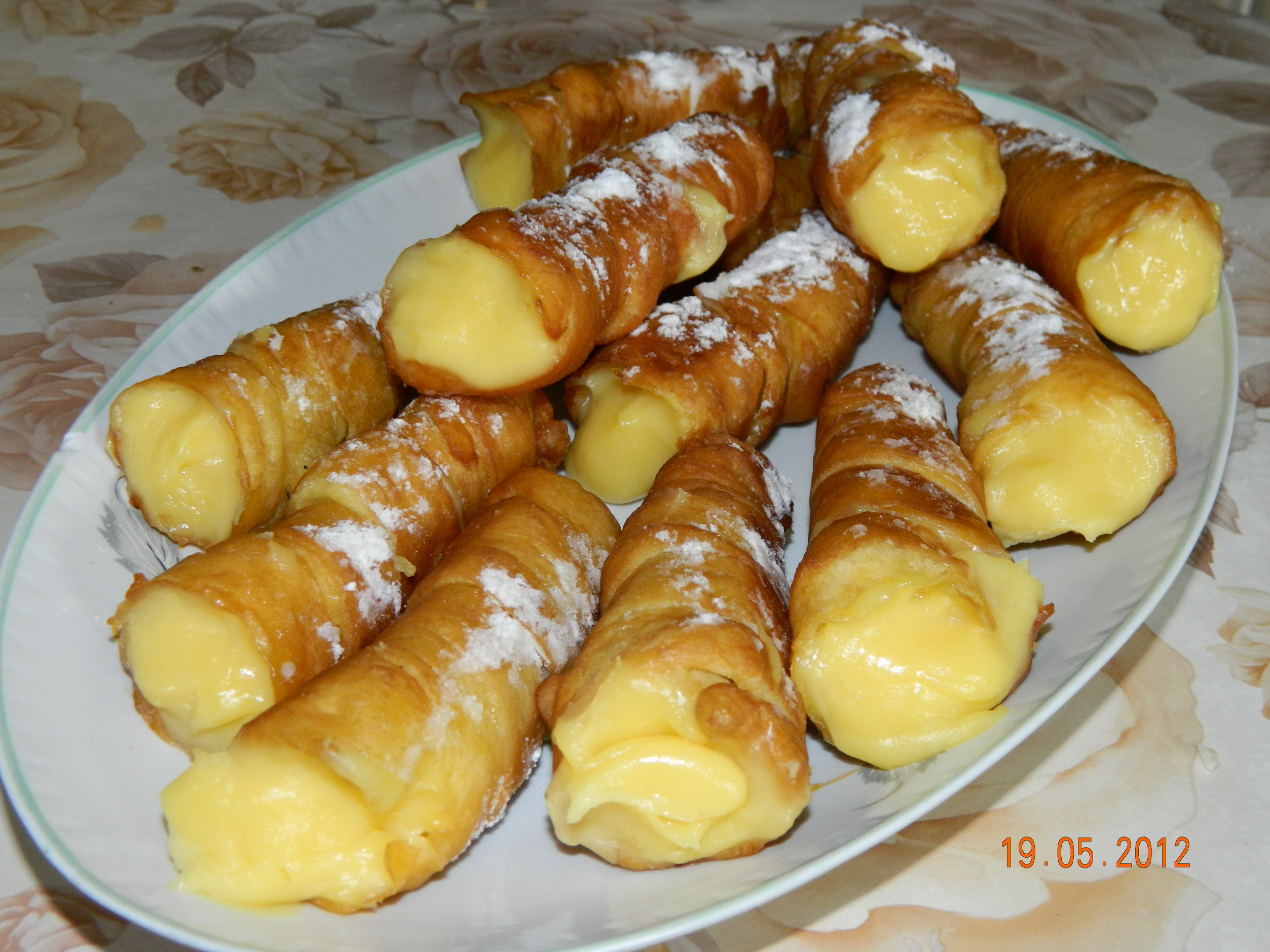 Desert Rulouri cu crema de vanilie, mai bune decat cele de la cofetarie