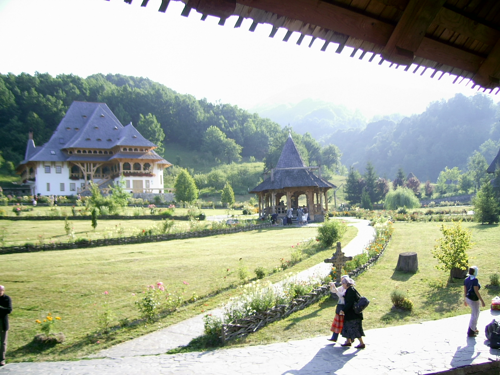 Maramures plai cu flori  - Manastirea Barsana