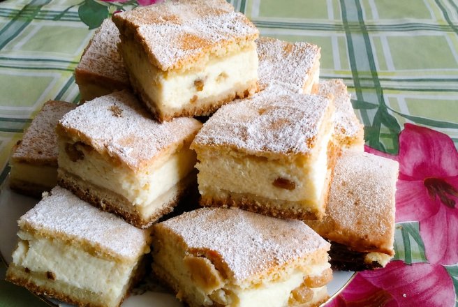 Prajitura cu branza de vaci si  stafide