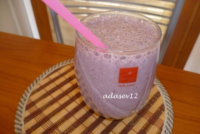 Milkshake de banane cu dulceata de mure