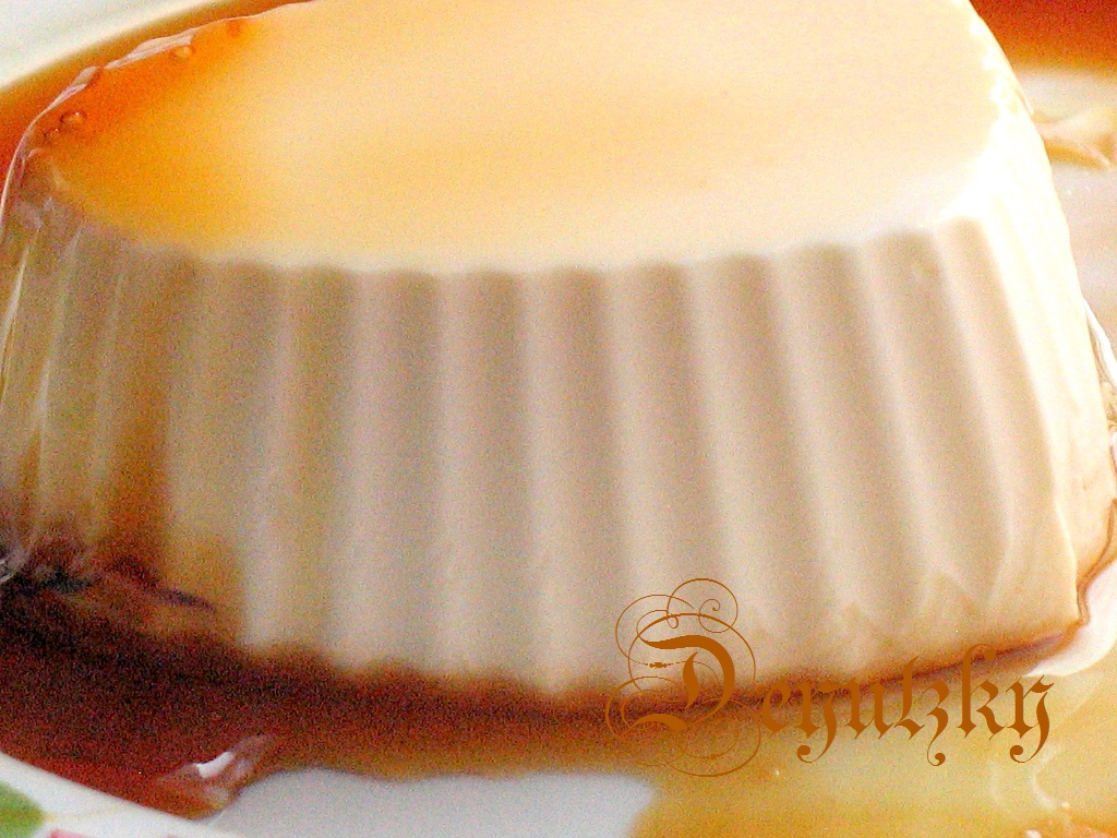 Panna cotta cu sirop de caramel