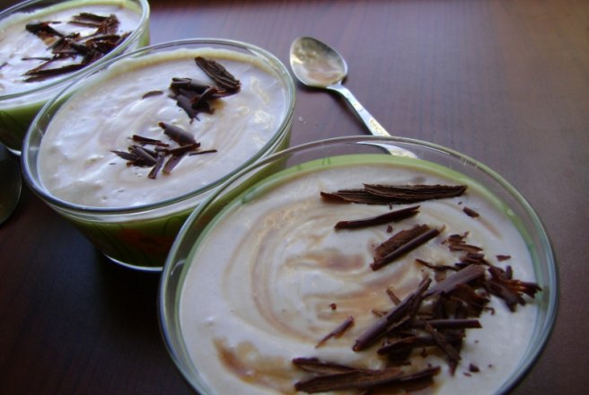 Mousse de banane cu unde de caramel