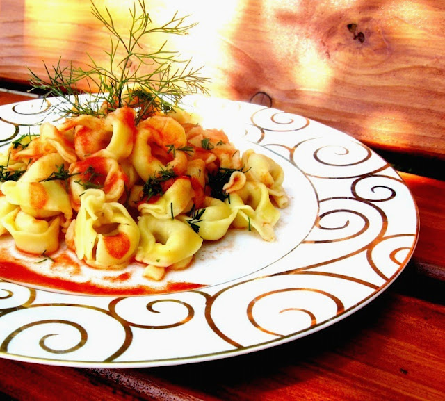 Tortellini cu prosciutto in sos de rosii