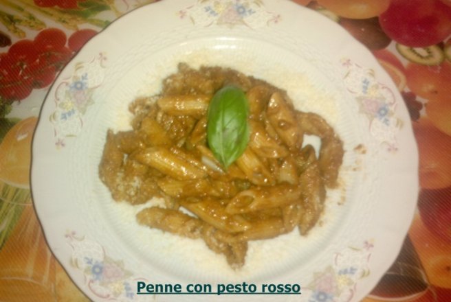 Penne con pesto rosso