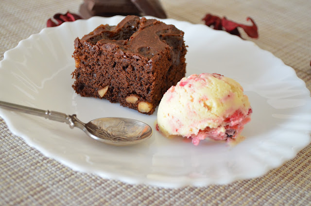 Peanut caramel brownies