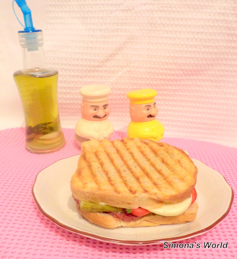 Sandwich cu mozzarella si salam