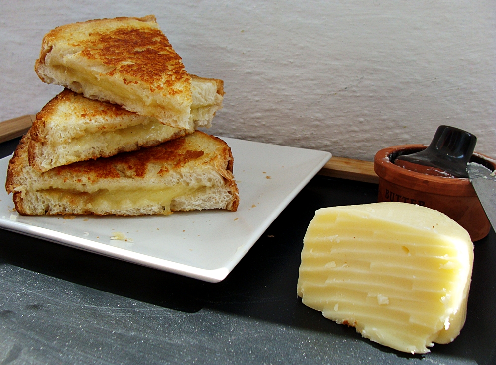 Sandvis prajit cu cascaval (Grilled cheese sandwich)