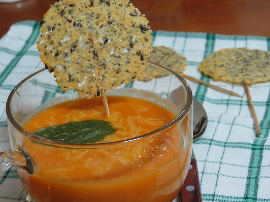 Supa crema de rosii cu lolipops de parmesan