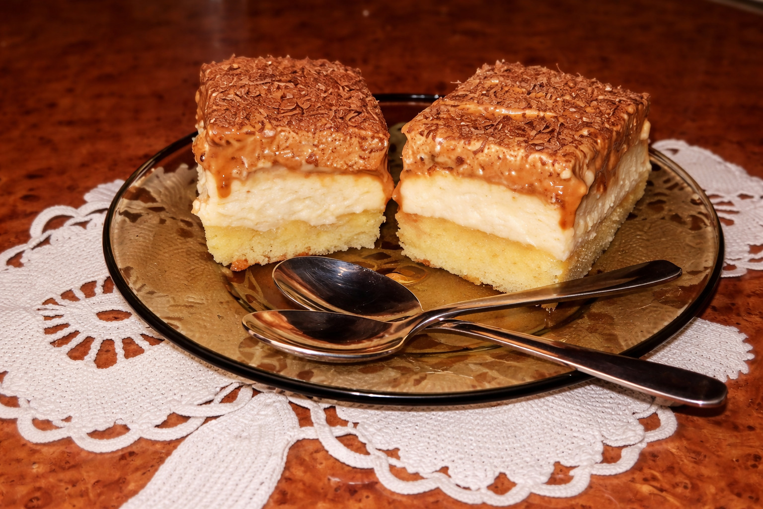 Desert prajitura cu spuma de ness si caramel