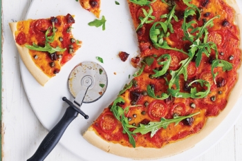 Reteta de pizza cu chorizo, capere si rucola