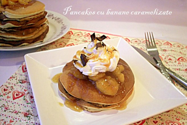 Pancakes cu banane caramelizate