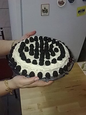 Tort cu crema de vanilie si mure.