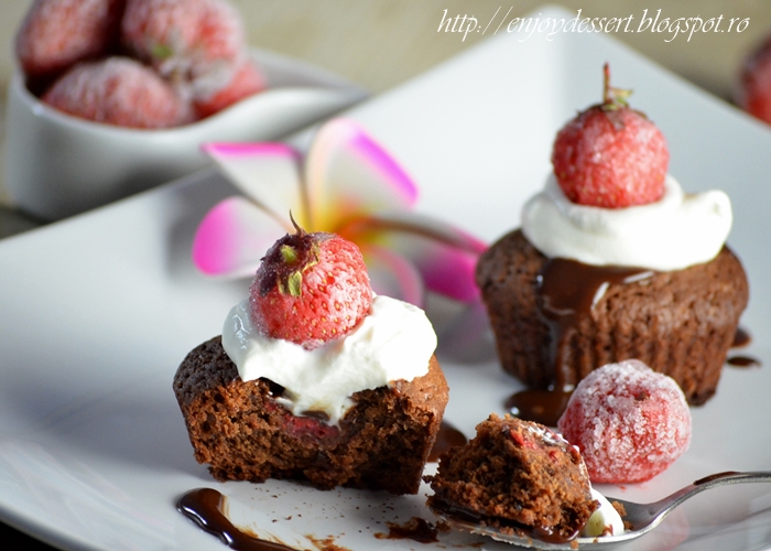 Brownie cupcakes cu menta si capsune